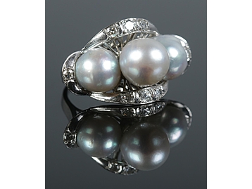 A vintage white metal cultured pearl and